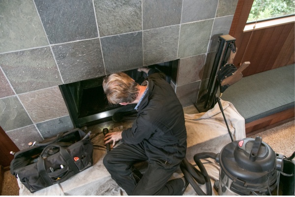 Chimney relining process in New Jersey while maintaining safety and cleanliness during the renovation Chimney relining process in New Jersey while maintaining safety and cleanliness during the renovation